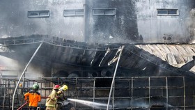 Petugas Damkar memadamkan api kebakaran yang melanda salah satu toko swalayan bahan bangunan, perabotan dan barang elektronik Trans Home, Berbah, Sleman, DI Yogyakarta, Kamis (1/10/2026). Pemadaman terhadap kebakaran yang berawal dari belakang toko p