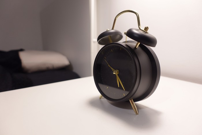Orang dengan IQ tinggi mengatur alarm bangun pagi mereka secara strategis. Jika mereka butuh bangun lebih awal, mereka akan tidur lebih awal di malam hari.