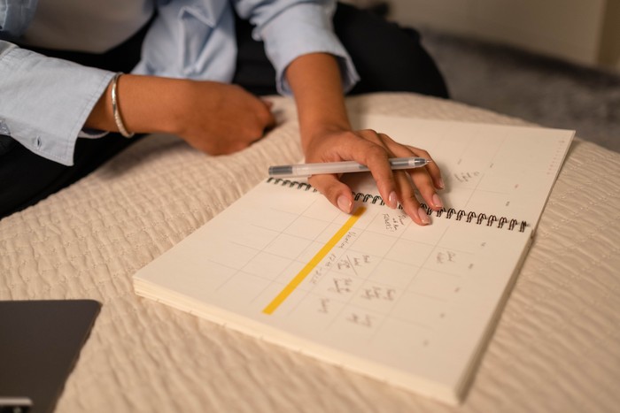 Mereka merencanakan kegiatannya menggunakan kalender fisik di malam hari sebelum tidur. Menurut sebuah studi yang diterbitkan di Journal of Consumer Psychology, membuat rencana menggunakan kalender fisik dapat meningkatkan motivasi dan produktivitas.