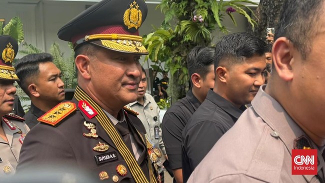 Calon Kepala Kepolisian Negara Republik Indonesia (Kapolri), Komjen Pol. Suyudi Ario Seto tiba di Istana Presiden jelang pelantikan di Jakarta, Kamis (10/1).