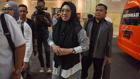 Bupati Gowa Sitti Husniah Talenrang (tengah) berjalan menuju ruang pemeriksaan saat tiba di Gedung Bareskrim Polri, Jakarta, Kamis (1/10/2026). Kortastipidkor Polri melakukan pemeriksaan terhadap Sitti Husniah Talenrang sebagai tersangka dalam kasus