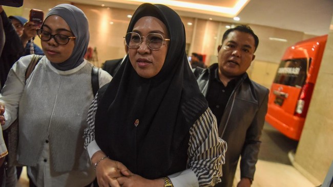 Bupati Gowa Sitti Husniah Talenrang (tengah) berjalan menuju ruang pemeriksaan saat tiba di Gedung Bareskrim Polri, Jakarta, Kamis (1/10/2026). Kortastipidkor Polri melakukan pemeriksaan terhadap Sitti Husniah Talenrang sebagai tersangka dalam kasus 