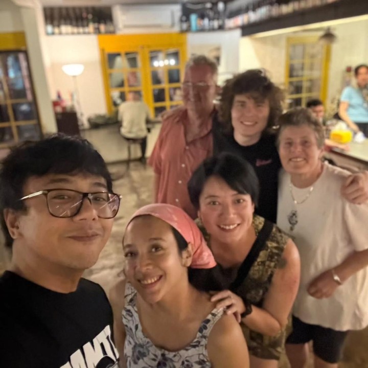 <p>Tak hanya itu, Leony juga mengajak Charles dan orang tuanya bertemu dengan para sahabat, seperti Dea Ananda dan sang suami, Meriam Belina, hingga Jennifer Arnelita.&nbsp;(Foto: Instagram @leonyvh)</p>