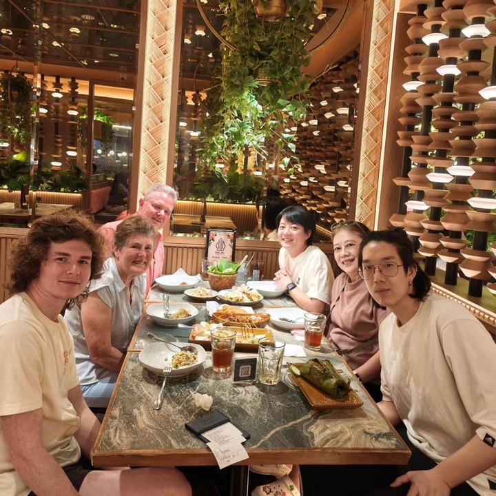 <p>Dalam unggahan tersebut, Leony menghabiskan waktu bersama keluarga besar. Mulai dari kumpul di rumah hingga makan bersama orang tua Charles di sebuah restoran. Kebersamaan itu terlihat penuh dengan kehangatan ya, Bun. (Foto: Instagram @leonyvh)</p>