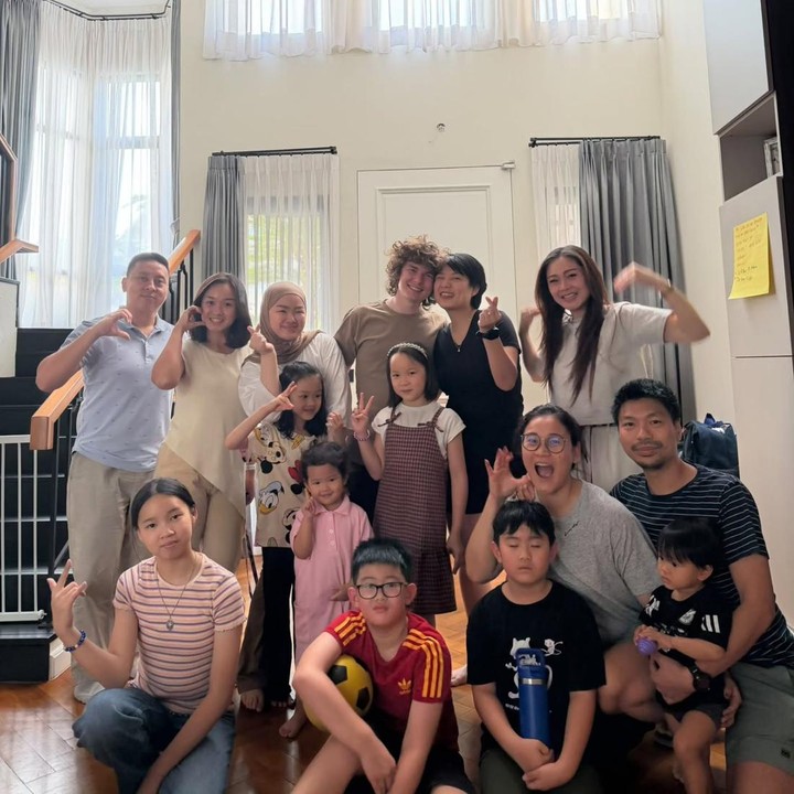 <p>Momen spesial itu dibagikan langsung oleh Leony melalui beberapa foto yang diunggah di akun Instagram pribadi. &ldquo;Bulan September yang penuh cinta,&rdquo; tulis Leony, dikutip dari laman Instagram <em>@leonyvh,</em> Kamis (1/10/2026).&nbsp;(Foto: Instagram @leonyvh)</p>
