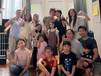 Momen Leony Ajak Tunangan Bule Bertemu Sahabat hingga Keluarga Besar