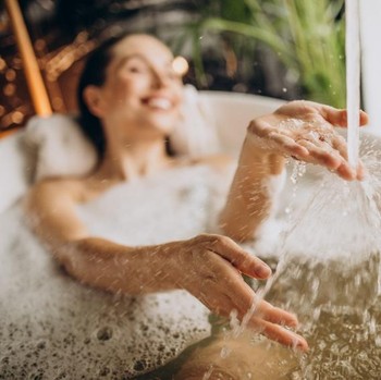 3 Ciri Kepribadian Orang yang Suka Mandi di Malam Hari Menurut Psikologi