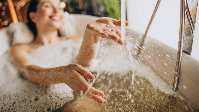 3 Ciri Kepribadian Orang yang Suka Mandi di Malam Hari Menurut Psikologi