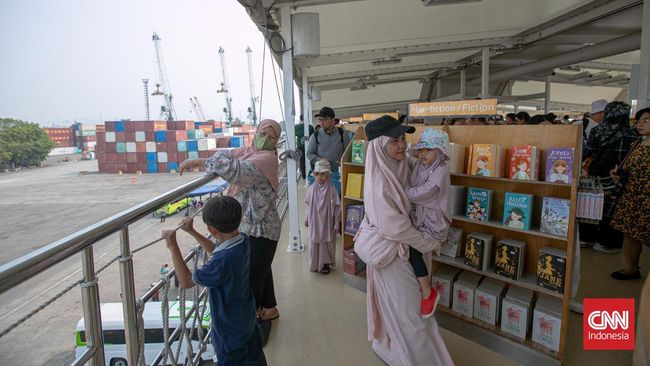 Menyambangi Kapal Pembawa 2.000 Judul Buku Bersandar di Tanjung Priok