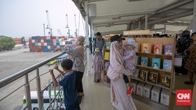 Menyambangi Kapal Pembawa 2.000 Judul Buku Bersandar di Tanjung Priok