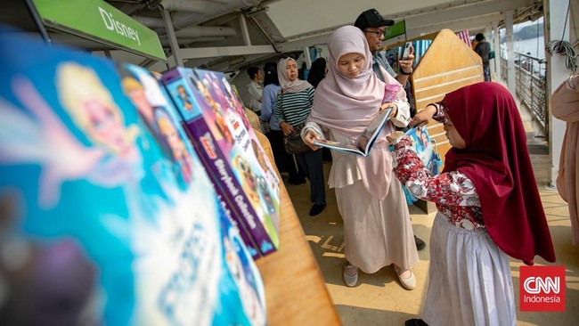 Pengunjung memadati kapal perpustakaan Doulos Hope yang bersandar di Pelabuhan Tanjung Priok, Jakarta Utara, Kamis (1/10/2026).