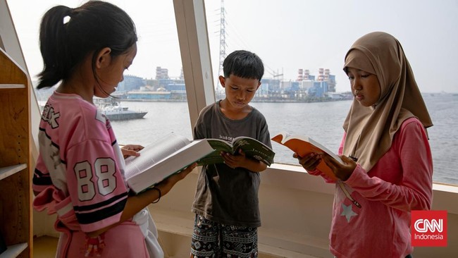 Pengunjung memadati kapal perpustakaan Doulos Hope yang bersandar di Pelabuhan Tanjung Priok, Jakarta Utara, Kamis (1/10/2026).