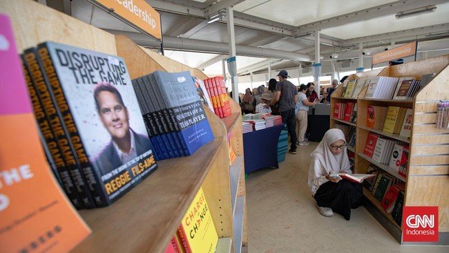 Pengunjung memadati kapal perpustakaan Doulos Hope yang bersandar di Pelabuhan Tanjung Priok, Jakarta Utara, Kamis (1/10/2026).