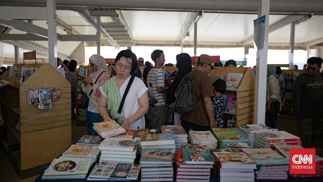 Pengunjung memadati kapal perpustakaan Doulos Hope yang bersandar di Pelabuhan Tanjung Priok, Jakarta Utara, Kamis (1/10/2026).