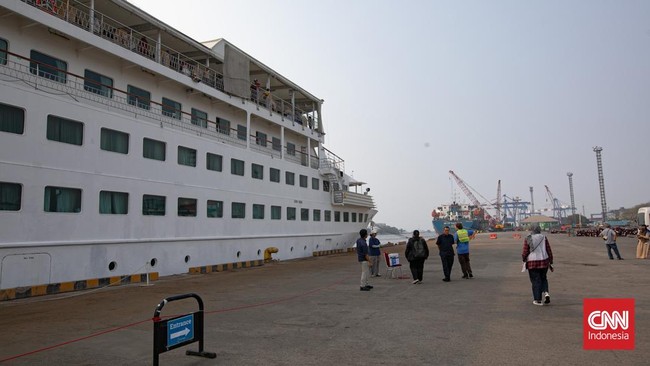 Pengunjung memadati kapal perpustakaan Doulos Hope yang bersandar di Pelabuhan Tanjung Priok, Jakarta Utara, Kamis (1/10/2026).