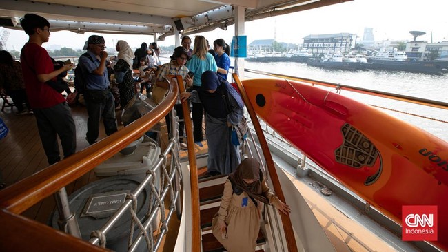 Pengunjung memadati kapal perpustakaan Doulos Hope yang bersandar di Pelabuhan Tanjung Priok, Jakarta Utara, Kamis (1/10/2026).