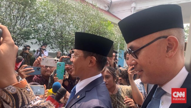 Menlu Sugiono dan Wamenlu Arrmanatha Nasir tiba di Istana Kepresidenan Jakarta, Kamis (1/10).