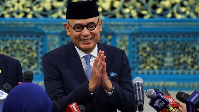 Menteri Luar Negeri Indonesia, Arrmanatha Nasir, berbicara kepada media setelah pelantikannya di Istana Negara di Jakarta, Indonesia, 1 Oktober 2026. REUTERS/Ajeng Dinar Ulfiana