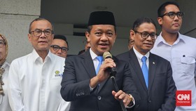 Menteri Energi dan Sumber Daya Mineral (ESDM) Bahlil Lahadalia menghadapi rentetan pertanyaan dari awak media usai resmi dilantik sebagai Menteri Koordinator (Menko) Bidang Hilirisasi dan Transisi Energi. Momen ini terjadi saat ia menggelar konferens