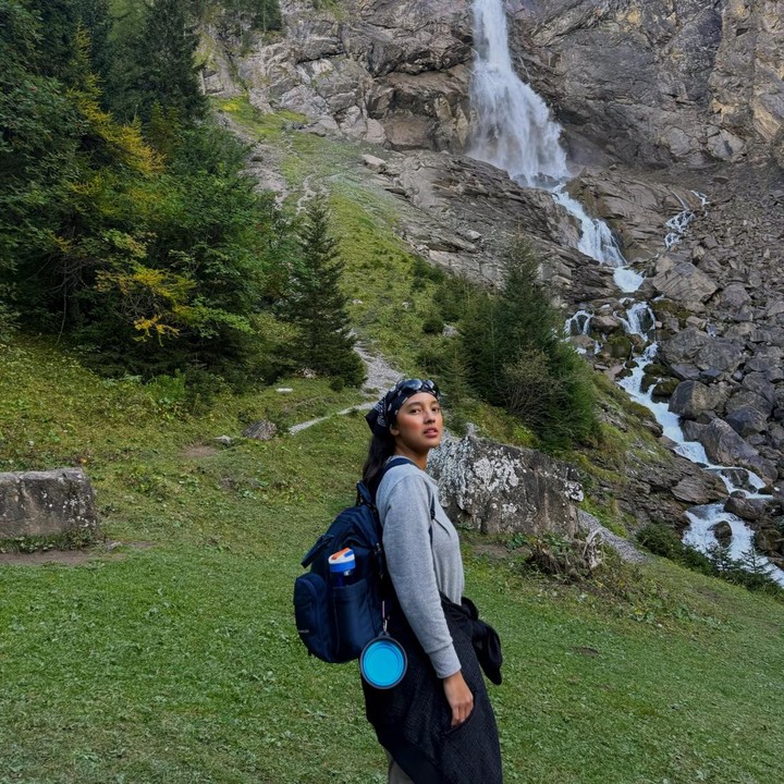 <p>Nadia sama sekali tidak menjalani diet ketat atau olahraga intens untuk menurunkan berat badannya. Beberapa bulan belakangan, putri artis Soraya Haque ini hanya sering melakukan hobi barunya, yakni <em>hiking</em> di kawasan perbukitan di Swiss. "Berat badanku sudah turun 20 kg setelah melahirkan tanpa olahraga sama sekali... kecuali mungkin satu atau dua kali *<em>hiking</em>*," tulisnya. (Foto: Instagram @nadiasoekarno)</p>