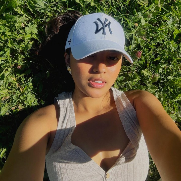 <p>Selain <em>hiking</em>, keputusan Nadia untuk merawat sendiri sang putri tampaknya juga membantu dalam menurunkan berat badan. Ya, sejak putrinya lahir, Nadia memang memutuskan untuk mengurus anaknya sendiri di Swiss, sambil tetap mendampingi suaminya bekerja di sana. (Foto: Instagram @nadiasoekarno)</p>