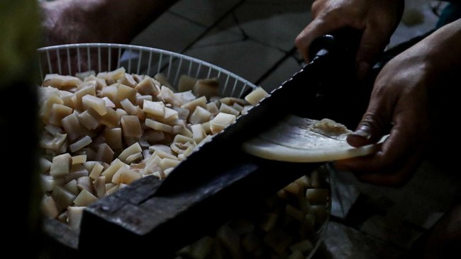 Pekerja mengolah kulit sapi di tempat pengolahan kerupuk kulit di Pancoran, Jakarta, Kamis (1/10). (CNN Indonesia/Febria Adha L)