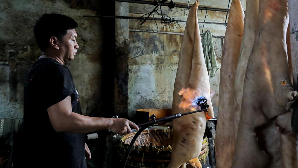Pekerja mengolah kulit sapi di tempat pengolahan kerupuk kulit di Pancoran, Jakarta, Kamis (1/10). (CNN Indonesia/Febria Adha L)