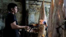 Pekerja mengolah kulit sapi di tempat pengolahan kerupuk kulit di Pancoran, Jakarta, Kamis (1/10). (CNN Indonesia/Febria Adha L)