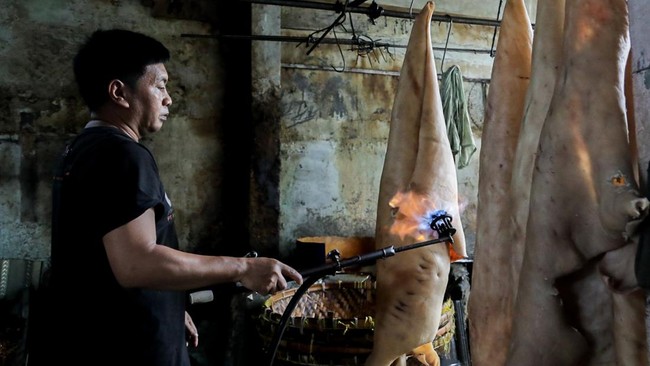 Pekerja mengolah kulit sapi di tempat pengolahan kerupuk kulit di Pancoran, Jakarta, Kamis (1/10). (CNN Indonesia/Febria Adha L)