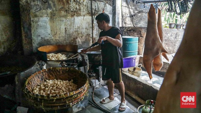 Pekerja mengolah kulit sapi di tempat pengolahan kerupuk kulit di Pancoran, Jakarta, Kamis (1/10). (CNN Indonesia/Febria Adha L)