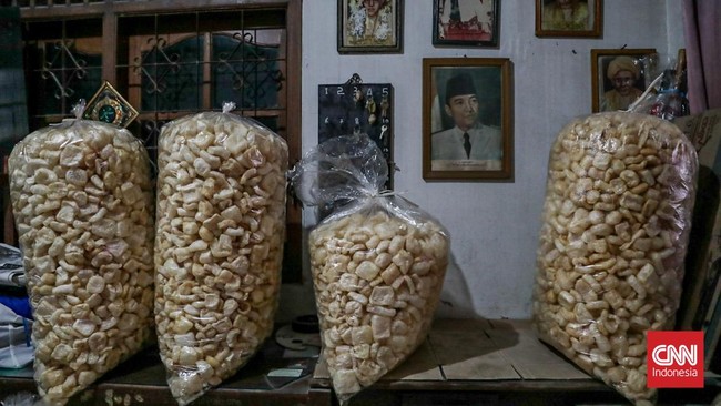 Pekerja mengolah kulit sapi di tempat pengolahan kerupuk kulit di Pancoran, Jakarta, Kamis (1/10). (CNN Indonesia/Febria Adha L)