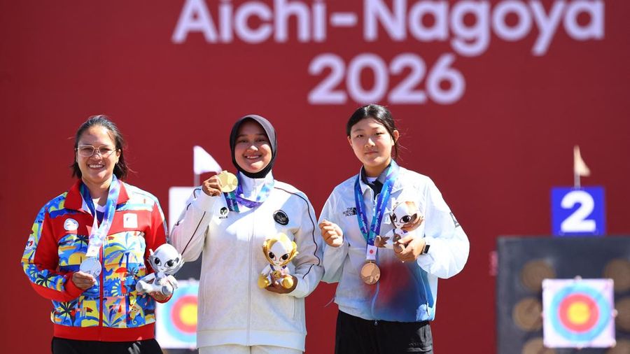Pemain Indonesia Nurisa Dian Ashrifah merayakan keberhasilannya meraih medali emas di atas podium bersama peraih medali perak Amaya Amparo Cojuangco dari Filipina dan peraih medali perunggu Kang Yeonseo dari Korea Selatan dalam seremoni kemenangan nomor individu compound putri panahan Asian Games Aichi-Nagoya 2026, di Okazaki Central Park Multipurpose Square, Okazaki, Jepang, (1/10/2026).