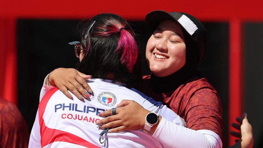 Pemain Indonesia Nurisa Dian Ashrifah merayakan kemenangan setelah meraih medali emas nomor individu compound putri panahan Asian Games Aichi-Nagoya 2026 usai mengalahkan pemain Filipina Amaya Amparo Cojuangco, di Okazaki Central Park Multipurpose Square, Okazaki, Jepang, (1/10/2026). Pemain Indonesia Nurisa Dian Ashrifah merayakan kemenangan setelah meraih medali emas nomor individu compound putri panahan Asian Games Aichi-Nagoya 2026 usai mengalahkan pemain Filipina Amaya Amparo Cojuangco, di Okazaki Central Park Multipurpose Square, Okazaki, Jepang, (1/10/2026).