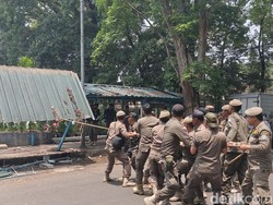 Satpol PP Bongkar Kios PKL di Jalan Hasanudin Bandung