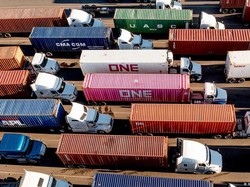 Perdagangan Global Bertahan di Tengah Gempuran Perang-Tarif Trump