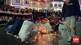 Suasana di depan Balai Kota Malang mendadak hening pada Kamis (1/10) malam. Ratusan orang dari berbagai elemen masyarakat sipil dan Aremania menggelar aksi teatrikal.peringatan empat tahun Tragedi Kanjuruhan yang menewaskan lebih dari 135 orang.