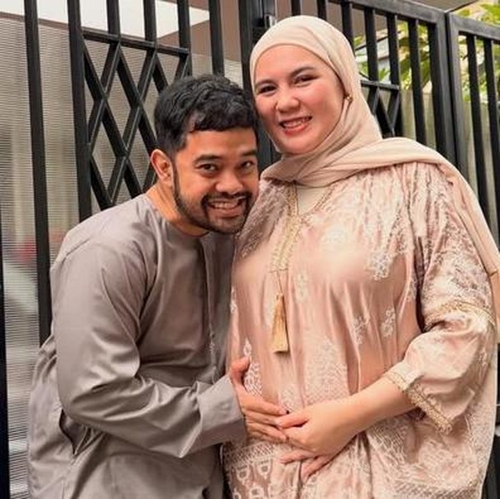 <p>Kabar bahagia datang Ryan Andriandhy dan Anizabella Putri Lesmana yang baru saja menyambut kelahiran anak pertama. Ryan dikenal luas sebagai juara 1 SUCI Kompas TV musim pertama (2011) dan pernah membintangi serial <em>Malam Minggu Miko</em> bersama Raditya Dika.</p>
<p>Ia juga menulis dan menyutradarai film animasi pendek Prognosis (2020) yang memenangkan Piala Citra FFI 2020, serta menyutradarai film animasi panjang perdananya yang sukses besar berjudul <em>Jumbo</em> (2025). (Foto: @adriandhy).</p>