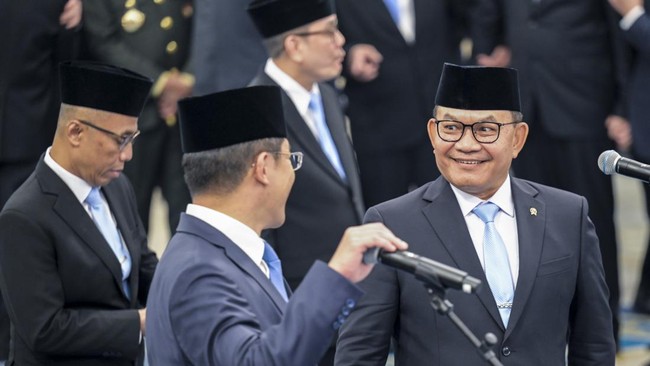 Menko Bidang Politik dan Keamanan Dudung Abdurachman (kanan) berbincang dengan Menko Bidang Pembangunan Manusia dan Kebudayaan (PMK) Sugiono (tengah) saat pelantikan Menteri, Wamen dan Kepala Lembaga Kabinet Merah Putih di Istana Negara, Jakarta, Kam