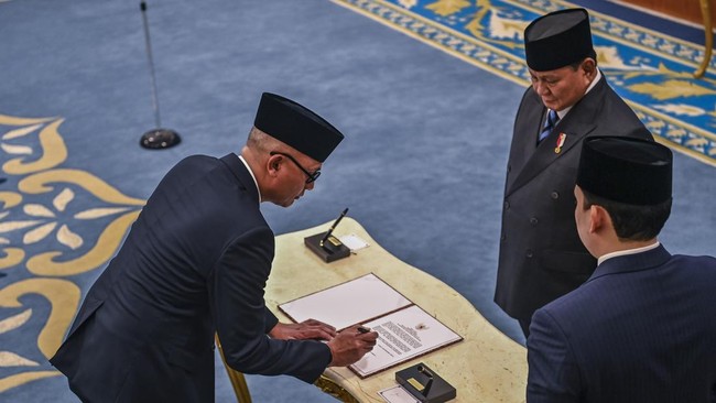 Presiden Prabowo Subianto menyaksikan penandatangan pelantikan Menteri Luar Negeri Arrmanatha Nasir (kiri) saat pelantikan di Istana Negara, Jakarta, Kamis (1/10/2026).  Presiden Prabowo Subianto melantik sejumlah Menteri dan Wakil Menteri serta Kepa