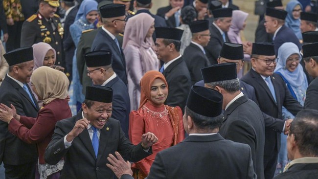 Menteri Koordinator Bidang Hilirisasi dan Transisi Energi sekaligus Menteri Energi dan Sumber Daya Mineral Bahlil Lahadalia (tengah) berbincang dengan Kepala Kejaksaan Agung (Kejagung) ST Burhanuddin usai pelantikan di Istana Negara, Jakarta, Kamis (