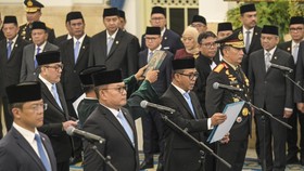 Ketua Ombudsman Nuzran Joher (kedua kanan) mengucap sumpah saat pelantikan Menteri, Wamen dan Kepala Lembaga Kabinet Merah Putih di Istana Negara, Jakarta, Kamis (1/10/2026).  Presiden Prabowo Subianto melantik sejumlah Menteri dan Wakil menteri sert