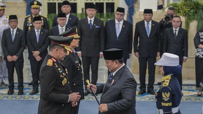 Presiden Prabowo Subianto (kanan) menyerahkan tongkat komando saat melantik Kapolri Jenderal Pol. Suyudi Ario Seto (kiri) bersama Wakapolri Komjen Pol. Wahyu Hadiningrat (kedua kiri) di Istana Negara, Jakarta, Kamis (1/10/2026). Presiden Prabowo Subi