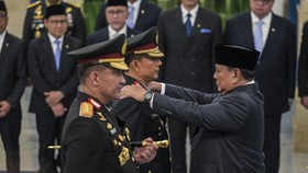 Presiden Prabowo Subianto (kanan) melantik Kapolri Jenderal Pol. Suyudi Ario Seto (kiri) bersama Wakapolri Komjen Pol. Wahyu Hadiningrat (kedua kiri)  di Istana Negara, Jakarta, Kamis (1/10/2026). Presiden Prabowo Subianto melantik Jenderal Pol. Suyu