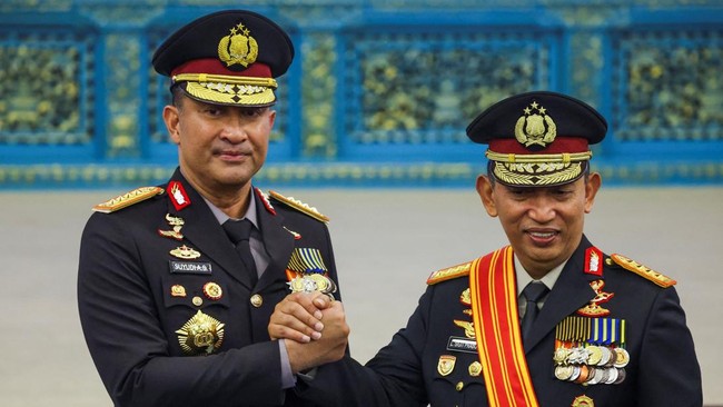 Indonesia's newly appointed National Police Chief Suyudi Ario Seto shakes hands with newly appointed Presidential Chief of Staff Listyo Sigit Prabowo following their inauguration at the State Palace in Jakarta, Indonesia, October 1, 2026. REUTERS/Aje