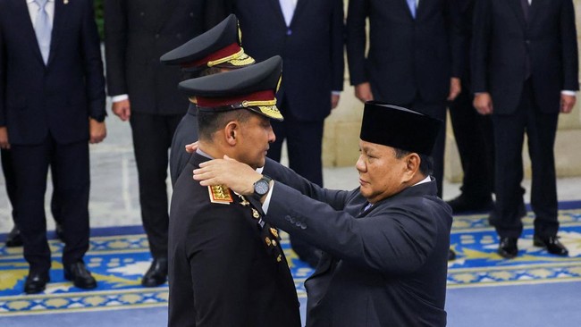 Indonesian President Prabowo Subianto attaches rank insignia to the uniform of newly appointed National Police Chief Suyudi Ario Seto during his inauguration at the State Palace in Jakarta, Indonesia, October 1, 2026. REUTERS/Ajeng Dinar Ulfiana