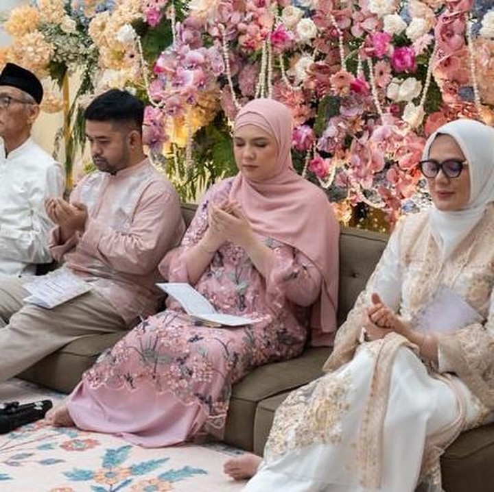 <p>Ryan dan Anizabella menggelar acara tasyakuran 4 bulanan. Pasangan ini kompak mengenakan busana bernuansa merah muda. Momen tasyakuran menjadi bagian berkesan dalam perjalanan kehamilan pertama Anizabella.(Foto: @adriandhy).</p>