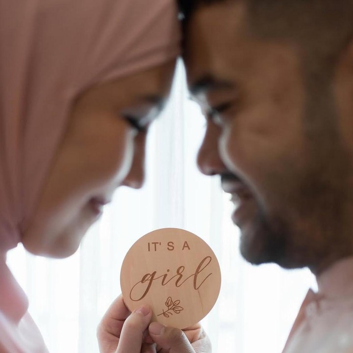 <p>Selain doa bersama, di momen tasyakuran 4 bulanan, Ryan dan Anizabella juga mengungkap jenis kelamin calon anak pertama mereka. Pada salah satu foto, keduanya terlihat memegang papan bertuliskan "It's a girl". (Foto: @adriandhy).</p>