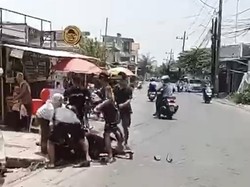 Viral Pria di Gresik Diduga Pegawai Bank Plecit Dimassa Warga
