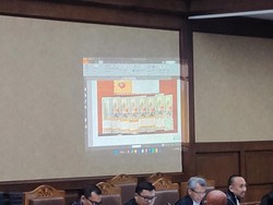 Jaksa KPK Tunjukkan Duit USD 110 Ribu yang Disita Terkait Kasus Kuota Haji