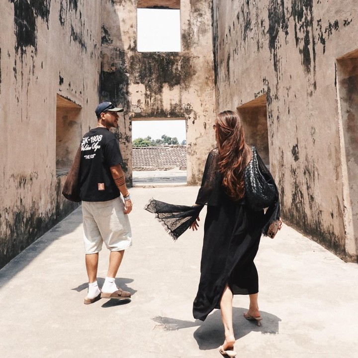 <p>Bunda, kehidupan pasangan artis Tanah Air kerap menjadi sorotan publik. Kali ini, Siti Badriah dan Krisjiana Baharudin kembali mencuri perhatian lewat momen liburan mereka. (Foto: Instagram @krisjianabah)</p>